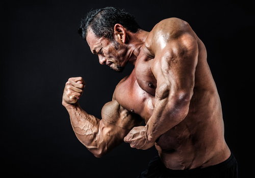 彫刻のような肉体を持つボディビルダー男性のポーズ