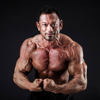 モスト・マスキュラーポージングを披露するボディビルダー男性の写真