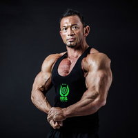 味方にいたら心強い、筋肉隆々のボディビルダー男性の写真