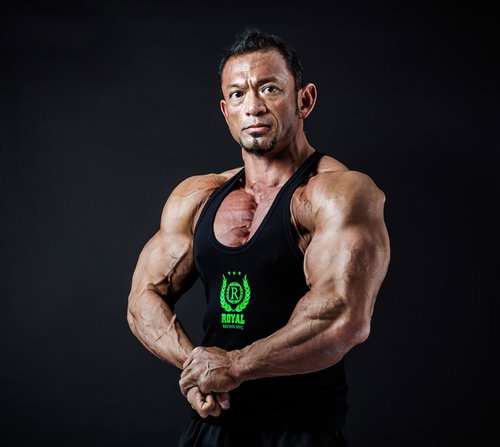 味方にいたら心強い、筋肉隆々のボディビルダー男性