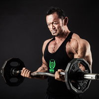 バーベルカールで鍛える男性ボディビルダーの写真
