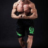 モストマスキュラーポーズを決めるボディビルダー男性の写真