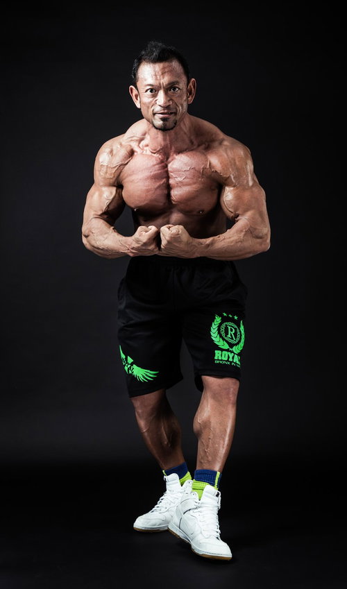 モストマスキュラーポーズを決めるボディビルダー男性