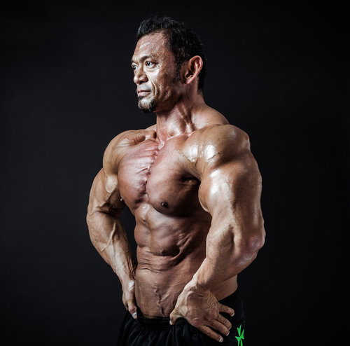 浮き出る血管！現役ボディビルダーの肉体美