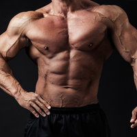 黒いボトムスで魅せる男性ボディビルダーの鍛え抜かれた上半身の写真