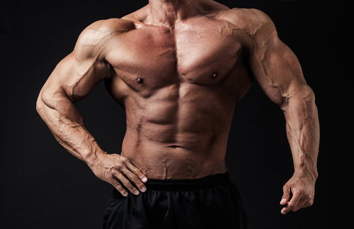 黒いボトムスで魅せる男性ボディビルダーの鍛え抜かれた上半身