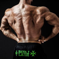 ボディビルダーの発達した背中と肩、僧帽筋と三角筋の筋肉美の写真