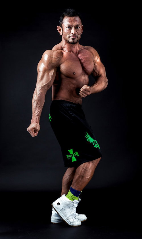 絵に描いたような筋骨隆々のボディビルダー男性