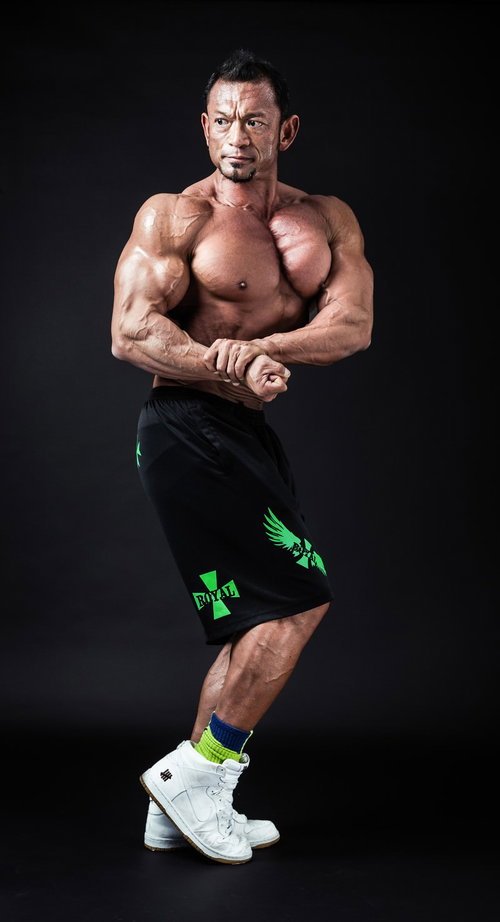 筋肉を競い合うサイドチェスト（ボディビルダーポーズ）