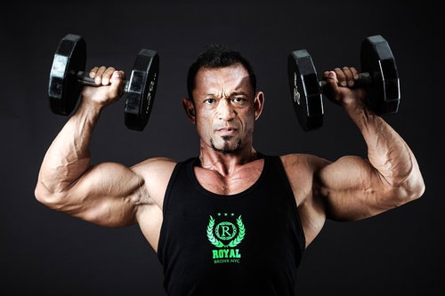 見たこともない大きさのダンベルを軽々と持ち上げるボディビルダーアスリート