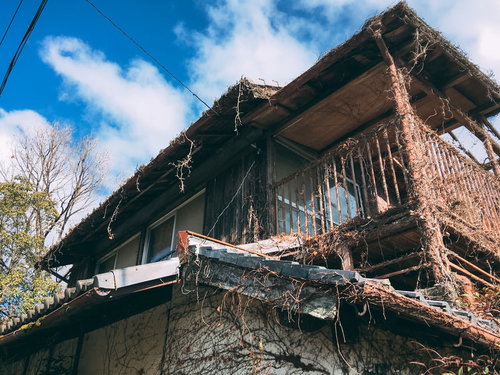 人に忘れられて朽ちていく木造廃屋と時間の経過