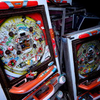 廃棄処分されたパチンコ台の墓場、積み重ねられた機械の実態の写真