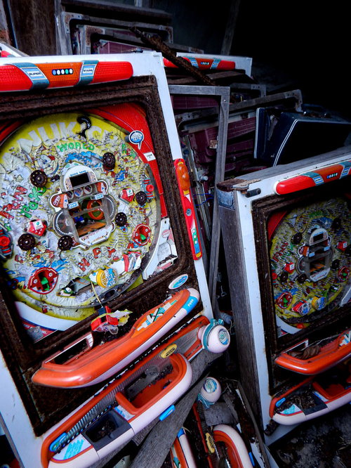 廃棄処分されたパチンコ台の墓場、積み重ねられた機械の実態