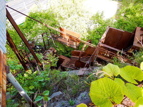 北海道の廃採石場に残る錆付いた機械設備と産業遺産