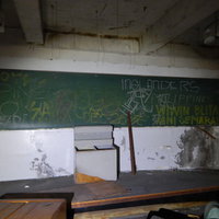 台湾の廃校跡に残る落書きされた黒板と教室の風景の写真