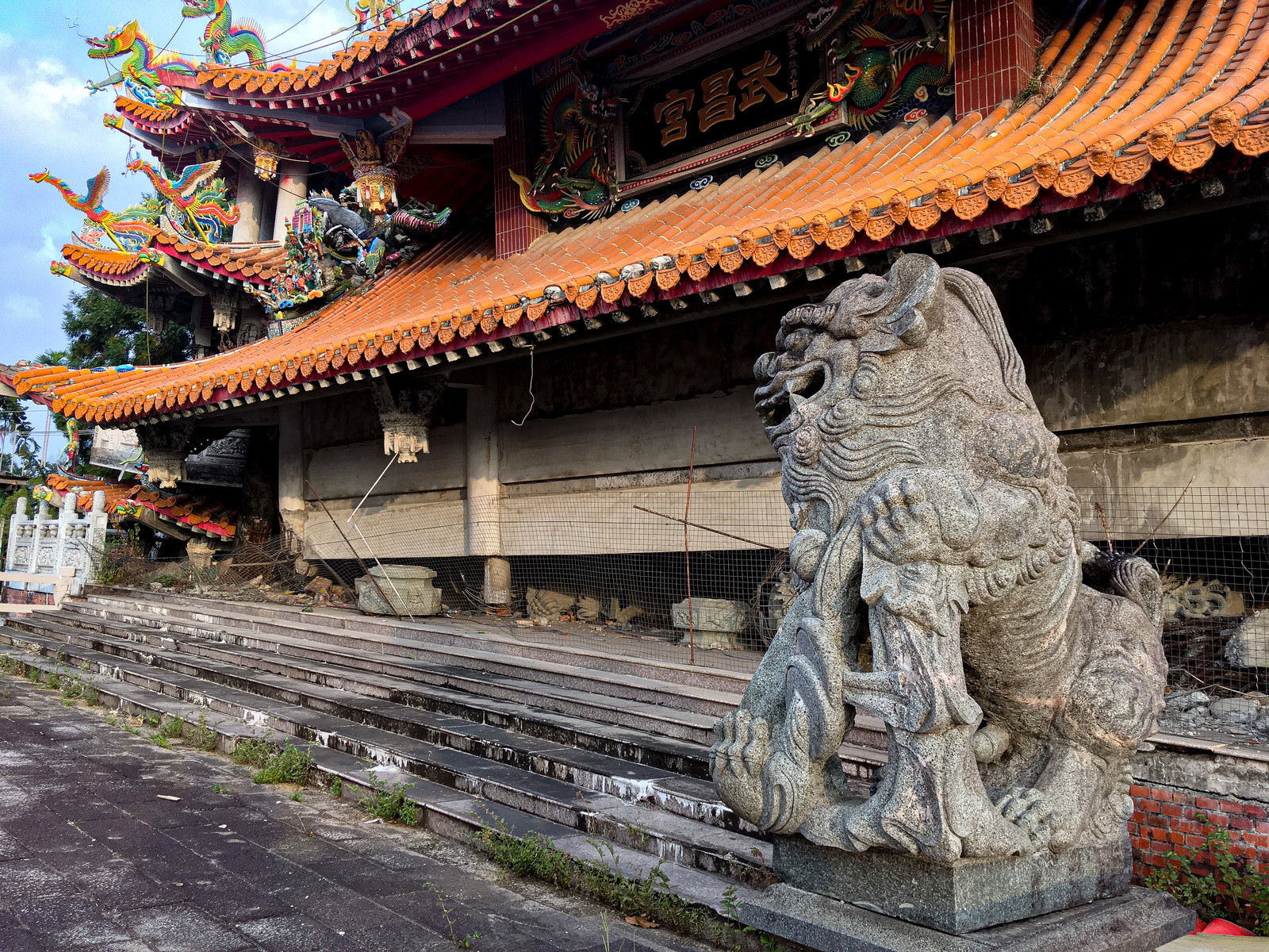 地震で崩壊した台湾の寺院前に鎮座する白い石造りの狛犬