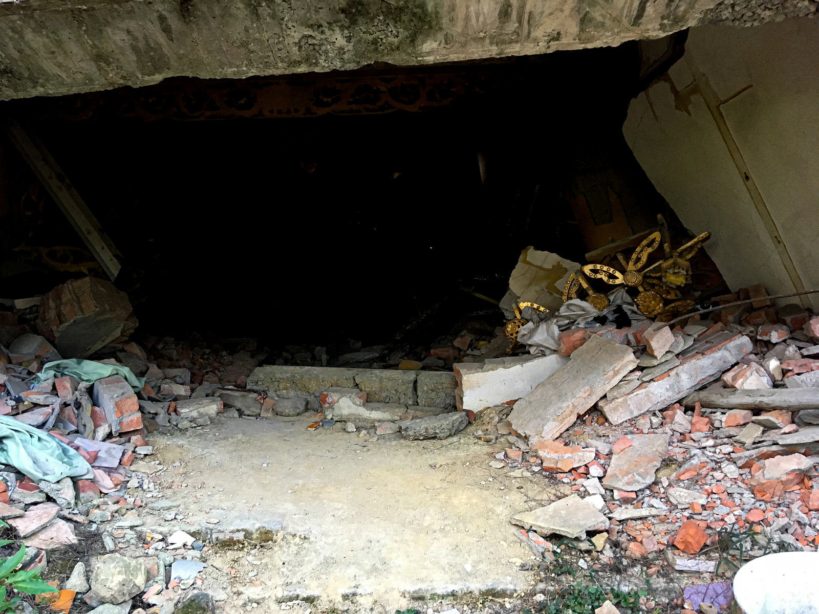 地震によって崩壊した台湾の寺院で散乱する瓦礫とコンクリート片