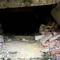 台湾の地震で崩れた寺院の瓦礫と建物の損壊の写真