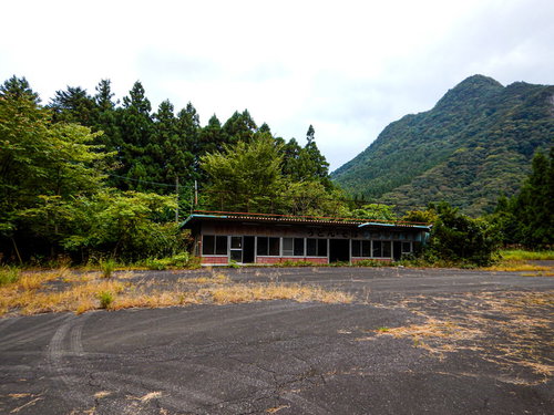 緑豊かな山間部に佇む廃墟と化したドライブイン