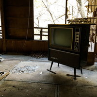 廃屋に残された古いアナログテレビと昭和の時間の写真