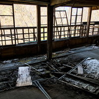 無残に朽ち果てた廃屋の室内 - 床崩落と瓦礫が散乱した放置建物の写真