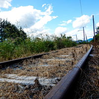 錆びたレールとどこまでも続く廃線の線路 - 懐かしい昭和の風景の写真