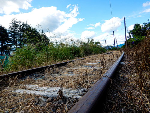 錆びたレールとどこまでも続く廃線の線路 - 懐かしい昭和の風景
