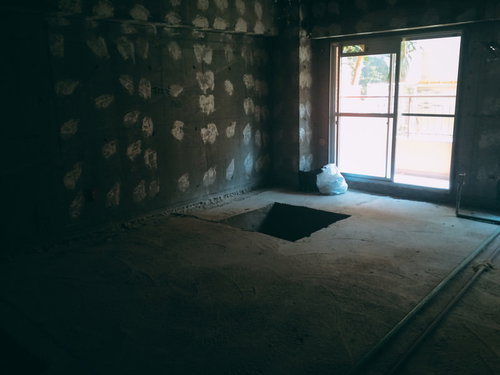 コンクリートの壁がむき出し状態のマンション建築中の一室