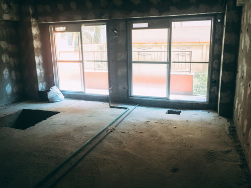 リフォーム中のマンション、スケルトン状態の一室