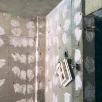 建設中のマンション現場に設置されたインターホンと電源の写真
