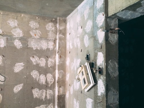 建設中のマンション現場に設置されたインターホンと電源