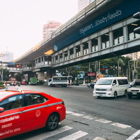 車が行き交うバンコクの交差点の都市交通風景の写真
