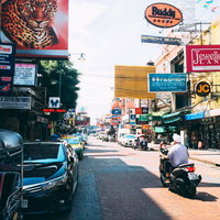 看板が目立つバンコク（タイ）の街並みの写真