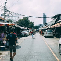 歩行者と車が入り乱れるバンコクの街並みと交通風景の写真