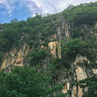 ベトナムダナンの五行山（マーブル・マウンテン）の岩山の写真