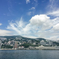 熱海の海と青空に浮かぶ街並み、相模湾の沿岸都市風景の写真