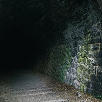 暗くて先が全く見えないトンネル内部（JR福知山線廃線敷）の写真