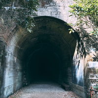 先が全く見えず進むのに躊躇しそうなJR福知山線廃線のトンネル入口の写真