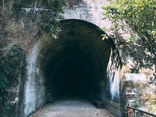 先が全く見えず進むのに躊躇しそうなJR福知山線廃線のトンネル入口