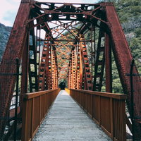 JR福知山線廃線敷の赤茶色鉄橋を真正面から見た風景の写真