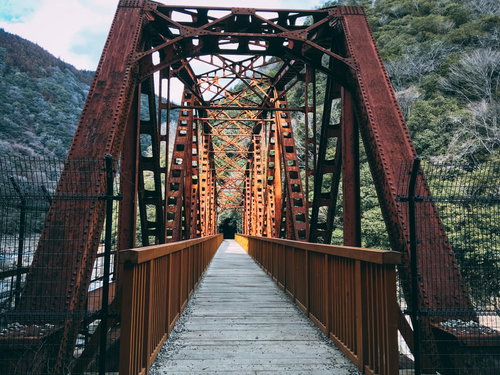 JR福知山線廃線敷の赤茶色鉄橋を真正面から見た風景