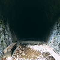 進むには懐中電灯が必要そなJR福知山線廃線敷のトンネルの写真