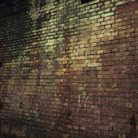 湊川隧道の古びた河川トンネル壁・レンガアーチの写真