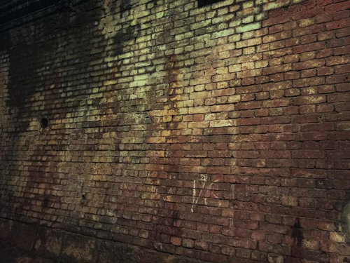 湊川隧道の古びた河川トンネル壁・レンガアーチ