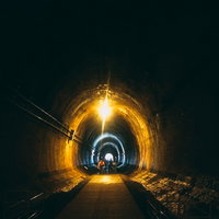 湊川隧道の暗いトンネル内から見える出口の光の写真
