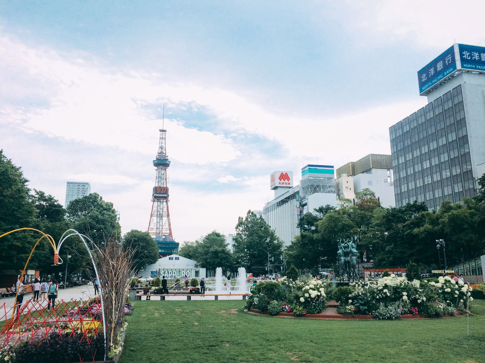 札幌の大通公園の緑の芝生とさっぽろテレビ塔が見える風景