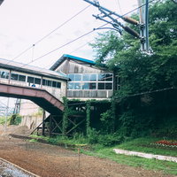 情緒あふれる南小樽駅のホームと線路の風景の写真