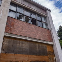 美唄炭鉱の割れた窓ガラスが残る廃屋の写真