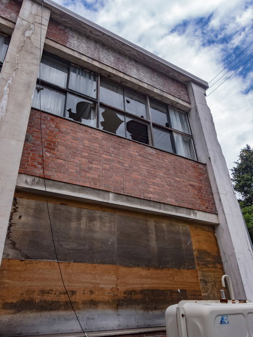 美唄炭鉱の割れた窓ガラスが残る廃屋