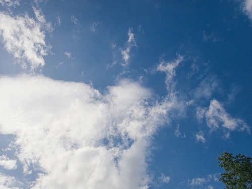真っ青な快晴の空にぽっかり浮かぶ白い雲の風景